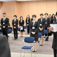 ＮＡＡ入社式　「地域に愛される空港へ」新入社員１６人決意　