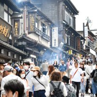 老舗うなぎ店が軒を連ね、香ばしいにおいと白煙が広がる成田山参道。国内外から訪れた観光客でにぎわった＝２９日午後、成田市
