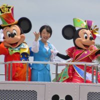 街中にミッキー・ミニーが！　ディズニー人気キャラがパレード　浦安市制施行４０周年で　特別車両で登場、沿道の市民ら歓声