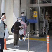 ＪＲ稲毛駅前で支持を求める候補＝８日、千葉市稲毛区（写真は一部を加工してあります）