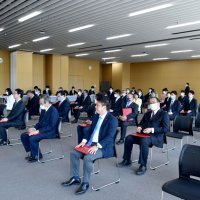 当選証書付与式に出席した当選者