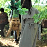 木々の間にユニークなキャラクターも隠れている
