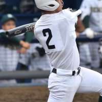 市松戸―専大松戸　６回裏専大松戸２死、吉田が左越え本塁打を放つ＝県総合ＳＣ
