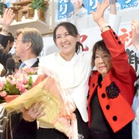 衆院千葉５区補選で当選確実となり喜ぶ自民党の英利氏（左）＝２４日午前０時２０分ごろ