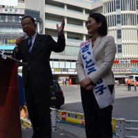 志位和夫委員長（左）の応援を受ける斉藤氏＝１１日、本八幡駅
