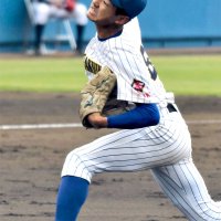 内野手登録ながら勢いのある球を投げる中央学院の颯佐＝２２日、県総合ＳＣ