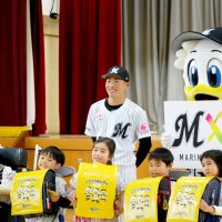 プロが新１年生にお祝い　千葉ロッテ・友杉選手「一緒にがんばろう」　ランドセルカバー贈呈　千葉市の稲浜小