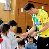 プロが新１年生にお祝い　オリジナル定規、ジェフ千葉選手が手渡す　新明選手は母校の後輩に