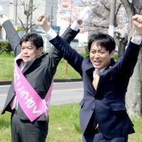 県議選の激戦区に入り、公明党公認の８人全員当選につなげた平木代表（右）＝１日、千葉市花見川区