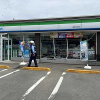 乗用車が突っ込みガラスが割れた「ファミリーマート香取木内店」＝２５日午前１１時２５分ごろ、香取市