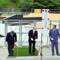 テープカットする平野貞夫町長（中央）ら