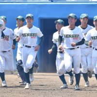優勝を決め、笑顔で駆け出す専大松戸ナイン