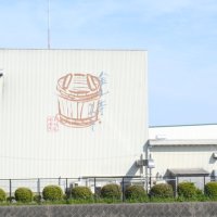 みそ樽が描かれた小川屋味噌店の工場