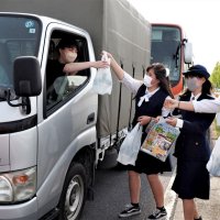 花の苗木配り呼びかけ　木更津署　君津高園芸科生が協力　【春の交通安全運動スタート】