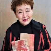 著書「百万本のバラ物語」とＣＤ「果てなき大地の上に」を手に、平和への思いを語る加藤登紀子さん＝木更津市
