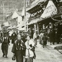 昭和１３（１９３８）年のにぎわう成田山参道。仲町の坂を下った新勝寺の入り口付近で、この辺りに鍋店の成田蔵もあった（成田市提供）
