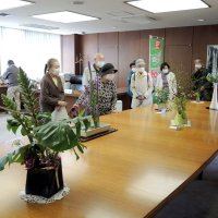 市長室がギャラリーに　４年ぶり生け花など１９点　松戸