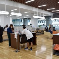 千葉市役所新庁舎２階に移転しオープンした「千葉みなと市民センター」＝千葉市中央区