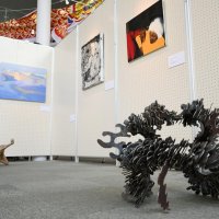 学生アート間近に鑑賞　日大芸術学部コラボ　富里市立図書館