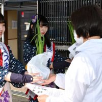 ミスあやめの木内さん（左）と小倉さんが来場者にハナショウブの苗をプレゼントした＝２７日、香取市の水郷佐原あやめパーク