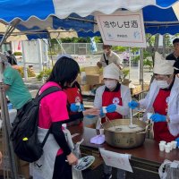 会場では甘酒が振る舞われ、人気を集めていた
