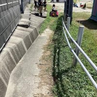 車椅子のまま砂浜に出られるスロープ（勝浦市提供）
