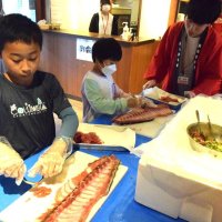 生マグロの味堪能　銚子商生企画　客が中落ち丼づくり