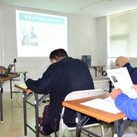 過去の津波から教訓を　供養塔や古文書で学ぶ　一宮町で文化財講座