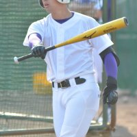 打撃の感覚を確認する綿引
