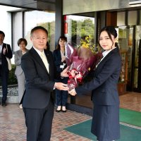 再選の椿・神崎町長が初登庁　「町を明るく元気に」