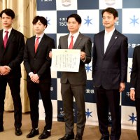 「ちば夢チャレンジ殊勲賞」を受賞した千葉ジェッツふなばしの田村社長（中央）ら