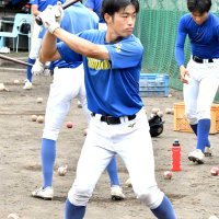 理想は「打てて、守れるキャッチャー」。打撃練習する御園生