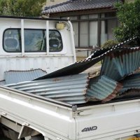 突風で飛ばされたトタン屋根＝１２日、野田市