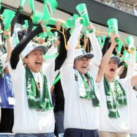 ＜高校野球　専大松戸Ｖ＞　劇的勝利、スタンドにも歓喜の輪　夏こそ全国制覇を