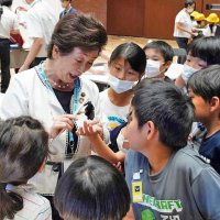 チョウの誕生　目の前で観察　照川市長、児童へ特別授業　勝浦