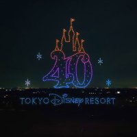 夜空にディズニーキャラ　ランド４０周年でドローンショー　全国３カ所の花火大会