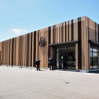 たつみ工業の木更津プラント。外観デザインにもこだわり、かずさアカデミアパークに完成した＝木更津市
