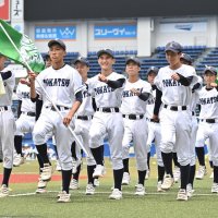 入場行進する選手ら
