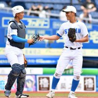 市原八幡戦で５回参考ながら完全試合を達成した八千代松陰の峰島。捕手藤平＝ＺＯＺＯマリン
