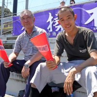 印旛明誠野球部ＯＢでお笑い芸人・四千頭身の都築さん（右）が応援へ駆け付けた。左は恩師で当時監督を務めていた熊谷氏＝長生の森