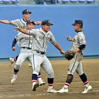 成田―千葉学芸　タイブレークを制し喜ぶ千葉学芸ナイン＝県総合ＳＣ