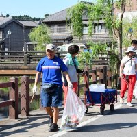 佐原の町並み大祭後も守る　香取　地元有志がごみ拾い