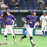 東海理化戦の７回、２ランで生還しベンチに向かう補強選手の山城（３８）