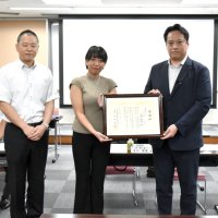 駐車場見回り中、車内に放置された乳児が…　気付いて事故防ぐ　店員女性に感謝状　印西のパチンコ店