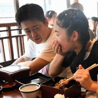 土用の丑の日を前にうな重を楽しむ親子＝２８日、成田市