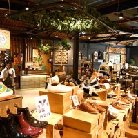 施設内には自社製品の靴の販売やイタリアンレストランがある