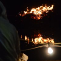 高さ１０メートル超のやぐらが燃えて小さくなる様子を地域住民が時間を掛けて見守った＝２９日夜、山武市