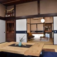 古民家特有の和の空間と西洋の暮らしを融合させた内装