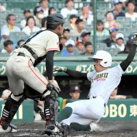 専大松戸─土浦日大　３回表専大松戸２死一、二塁、宮尾の適時打で生還する二走上迫田＝甲子園