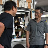 営業最終日に来店客と言葉を交わし、感謝する店主の武士田さん（右）＝２６日、成田市